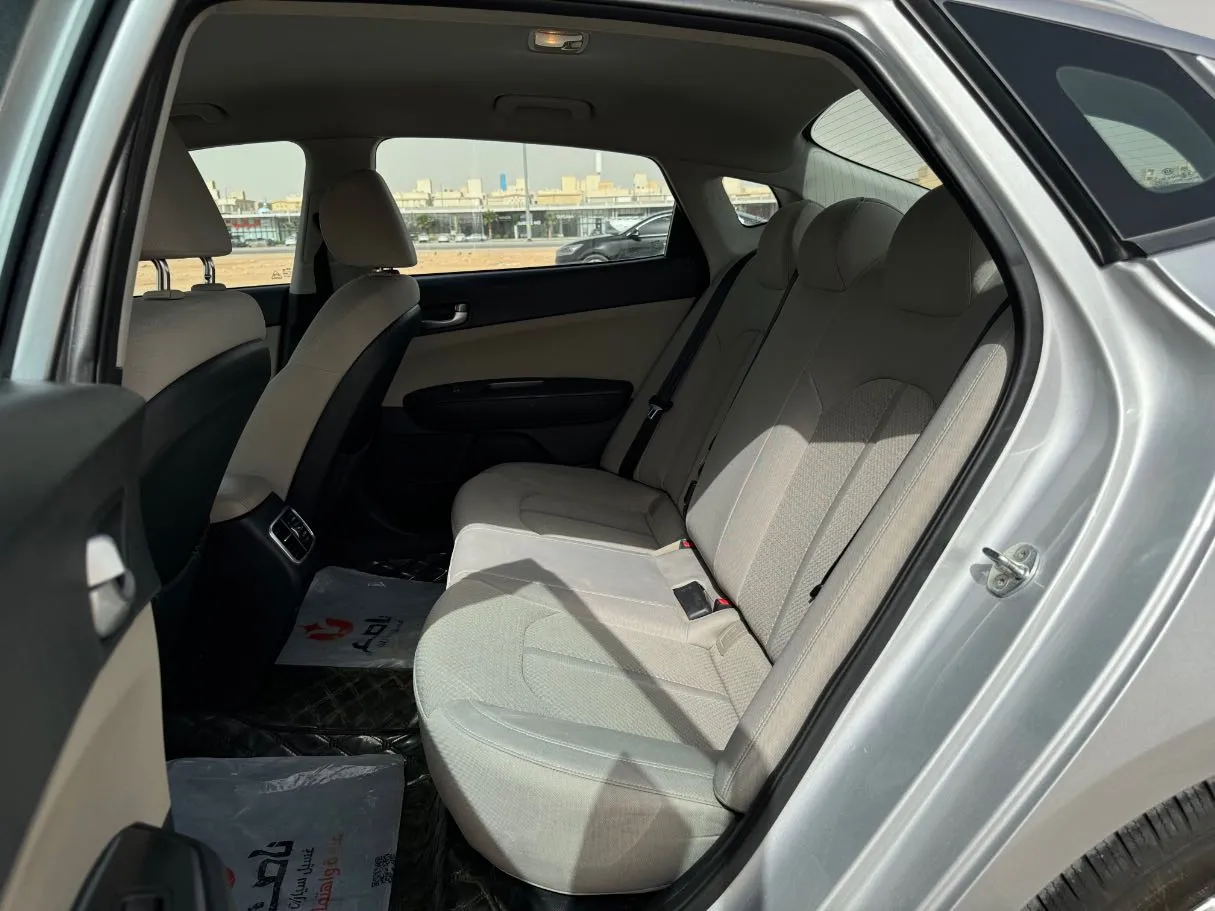 Car image 16