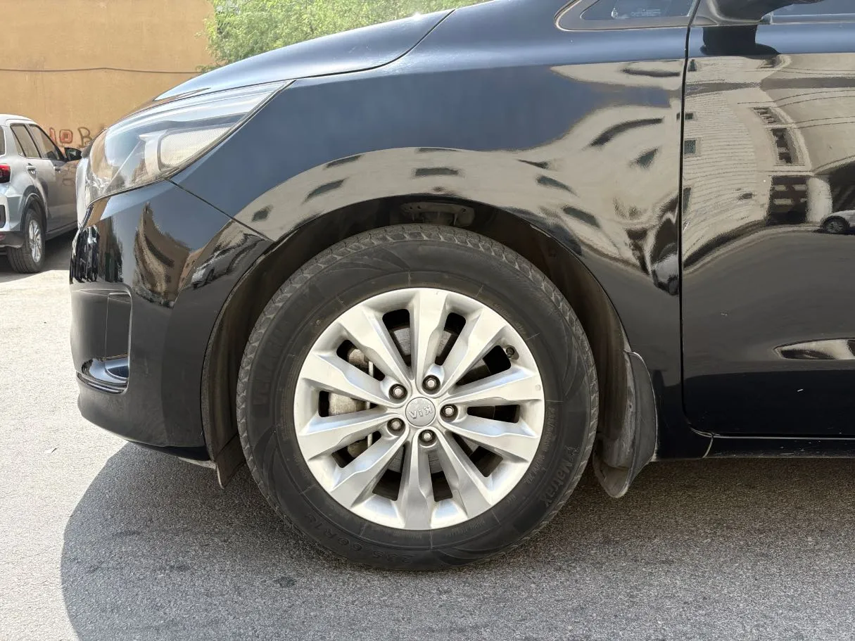 Car image 9