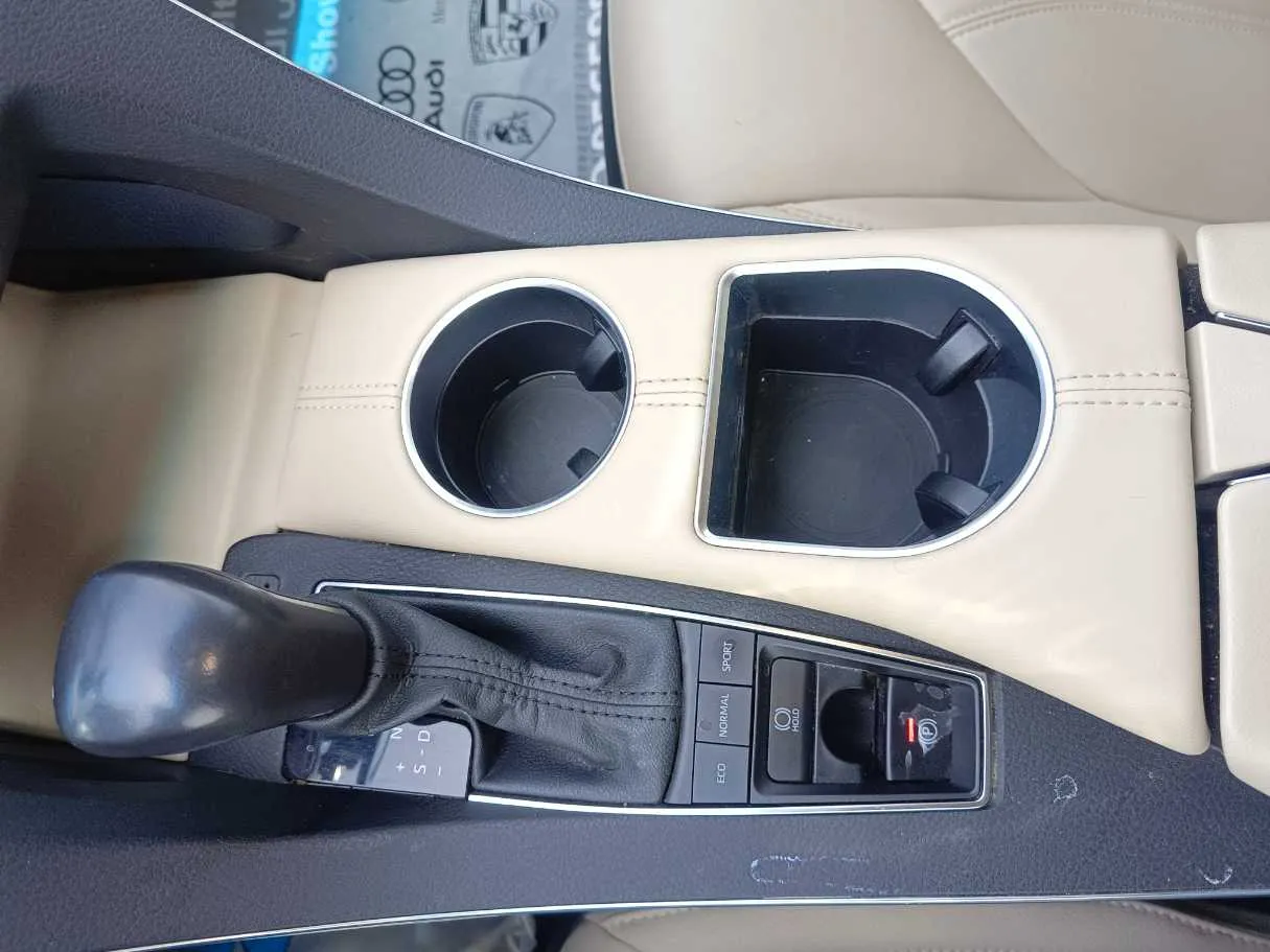 Car image 24