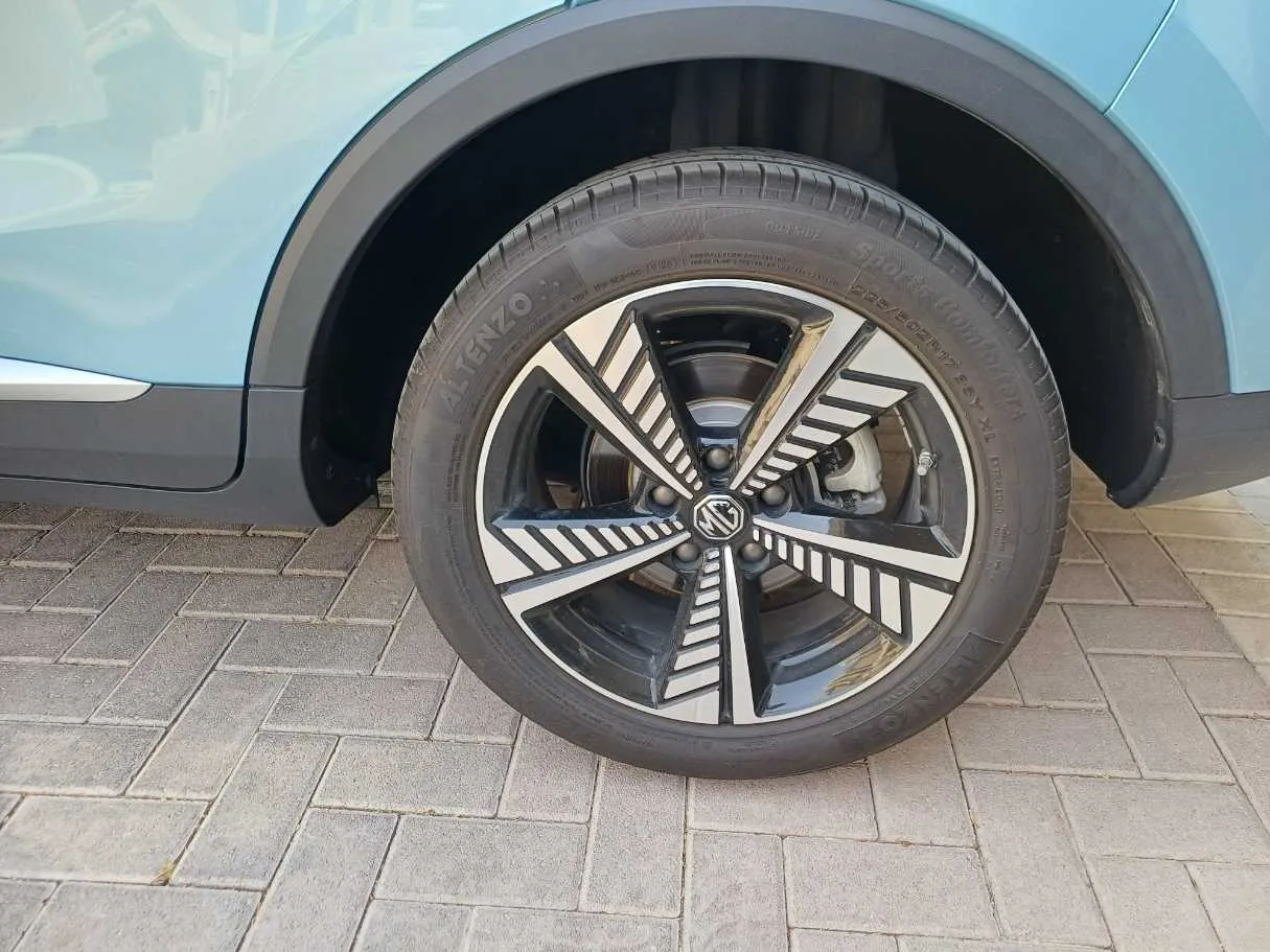 Car image 9