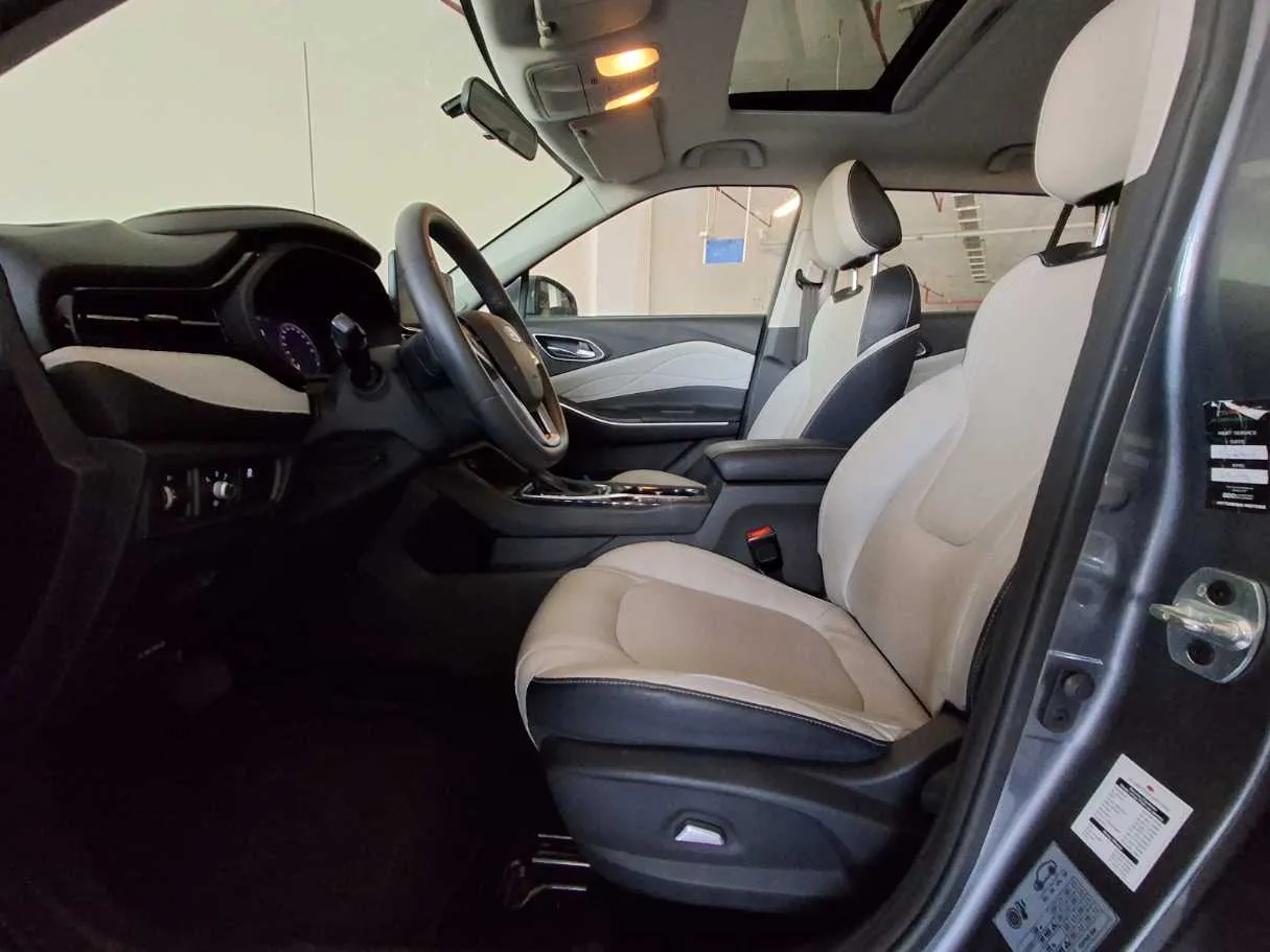 Car image 12