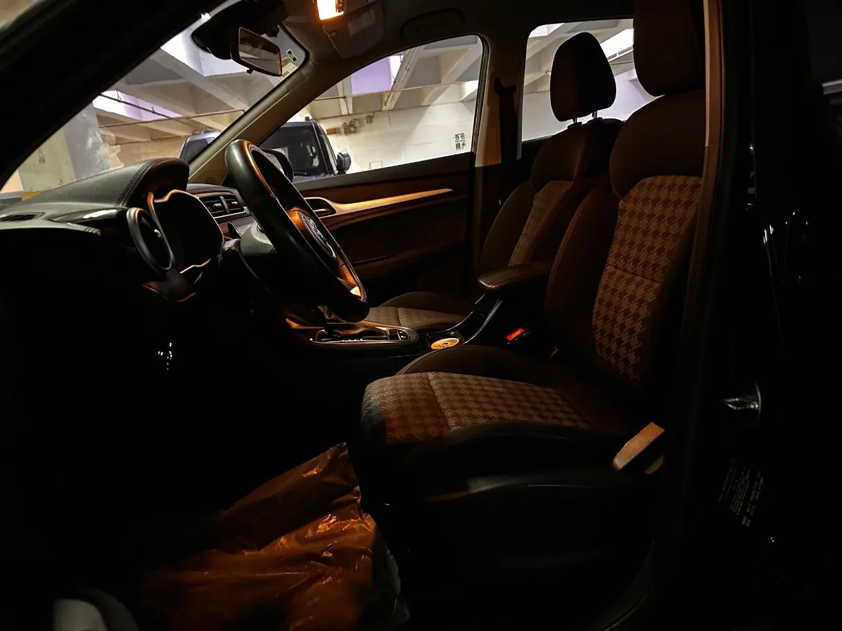 Car image 12
