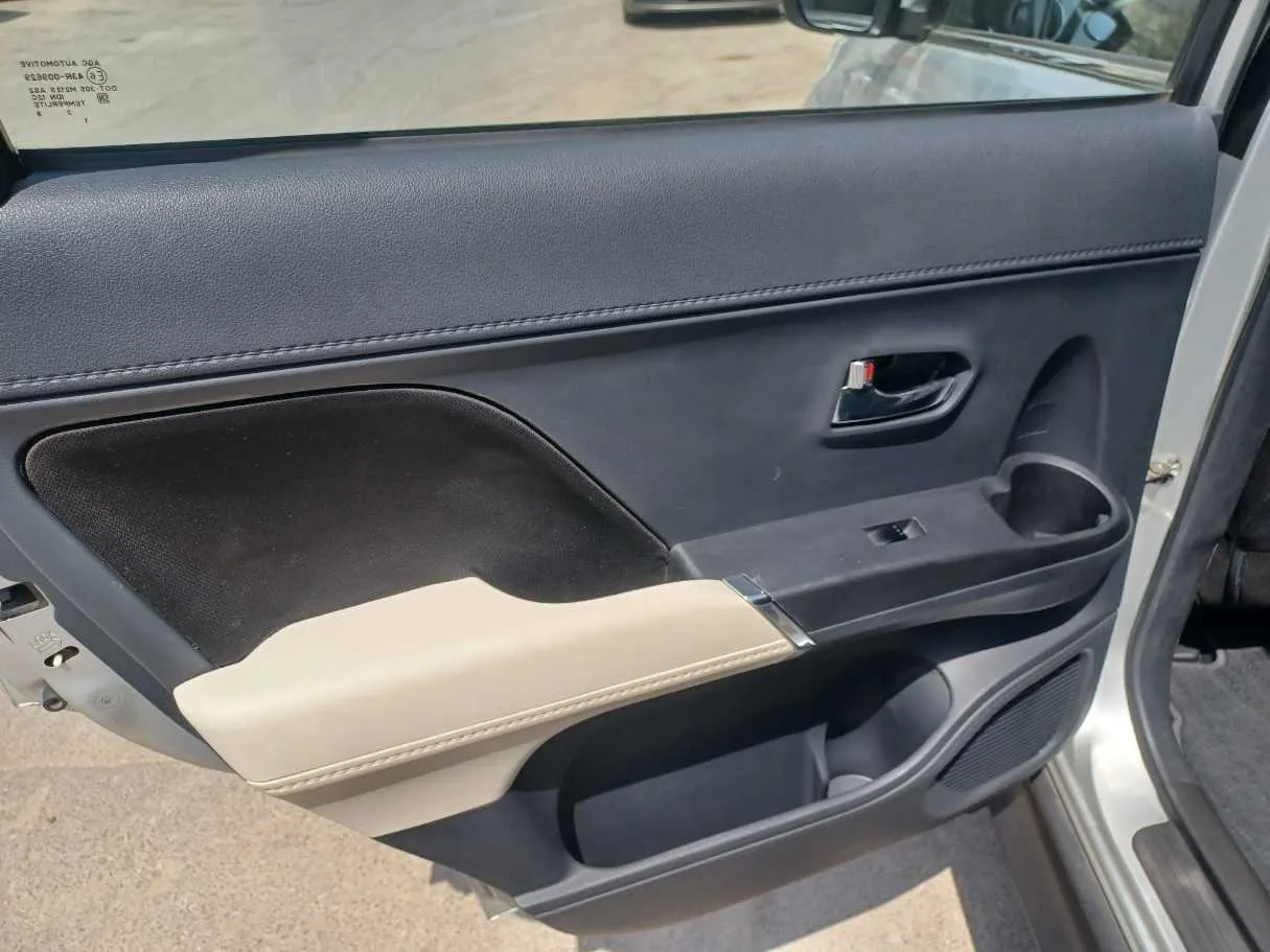 Car image 13