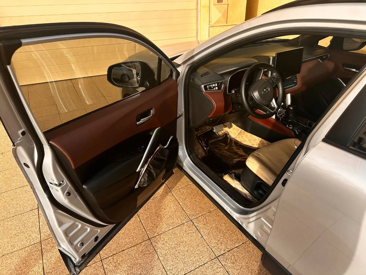 Car image 10