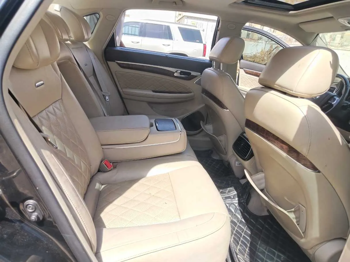 Car image 18