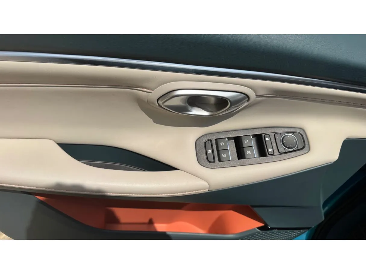 Car image 26