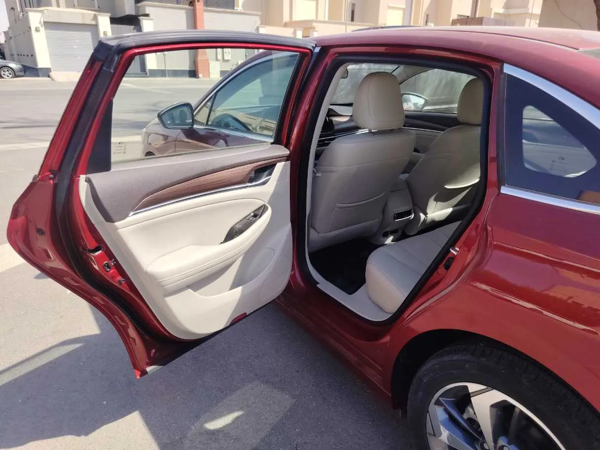 Car image 12