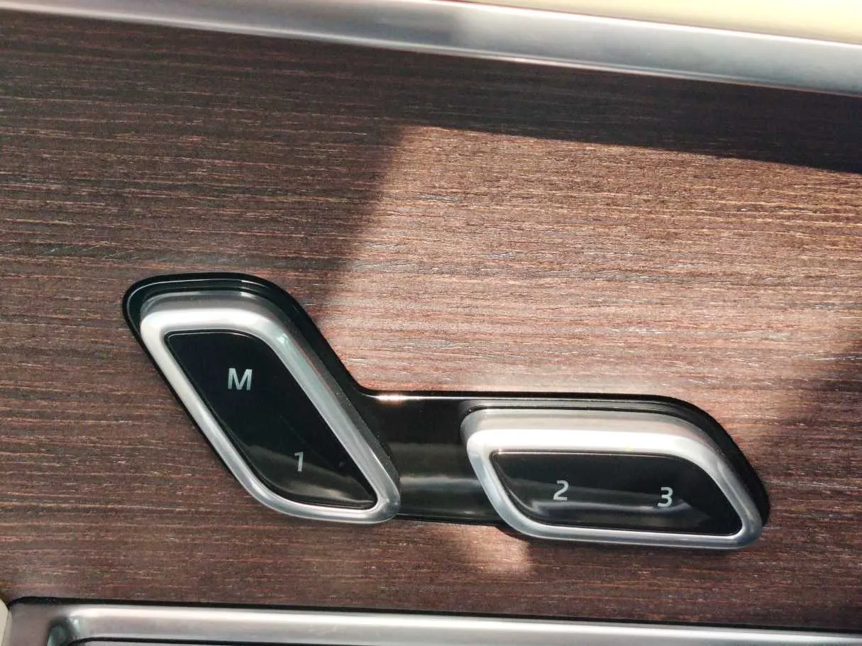 Car image 34