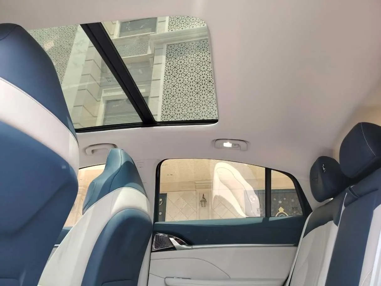 Car image 18