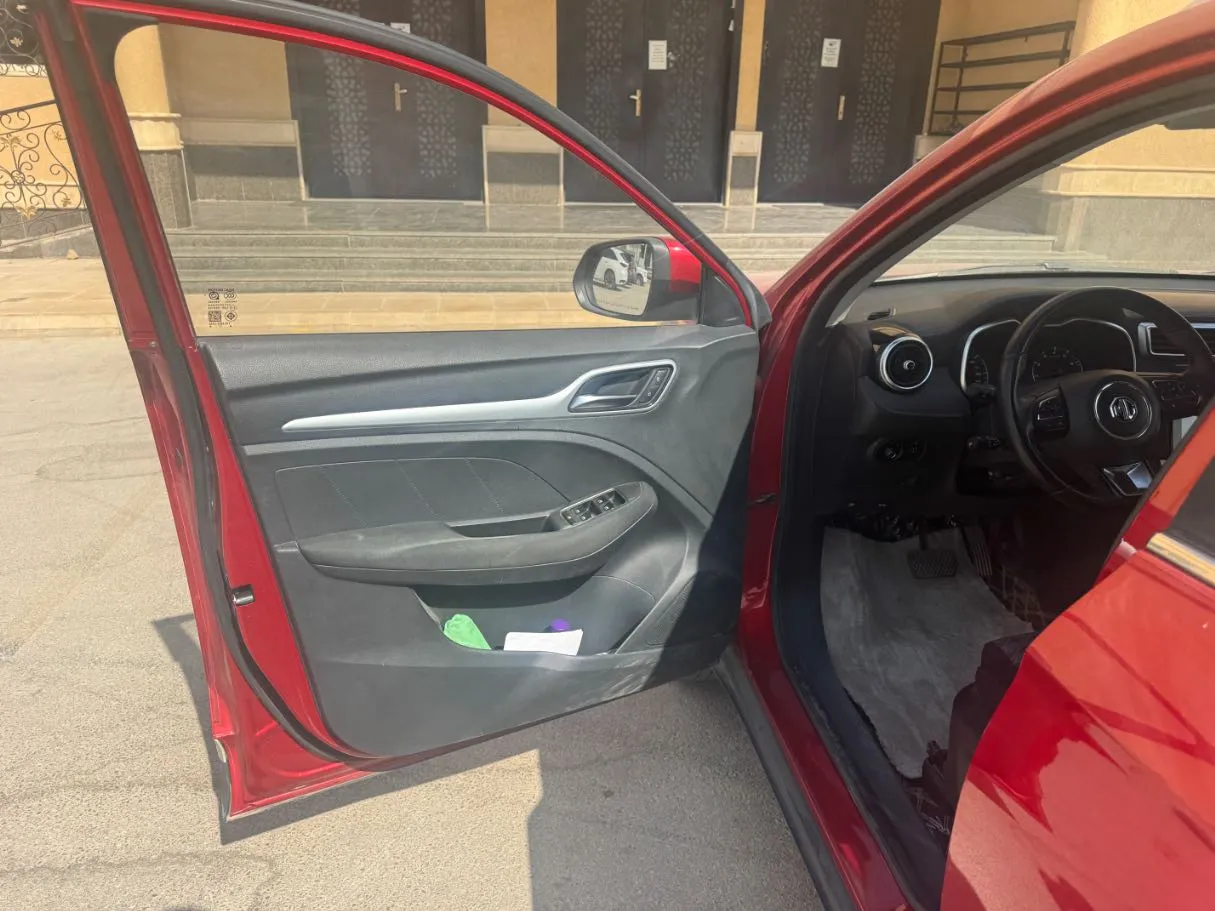 Car image 10