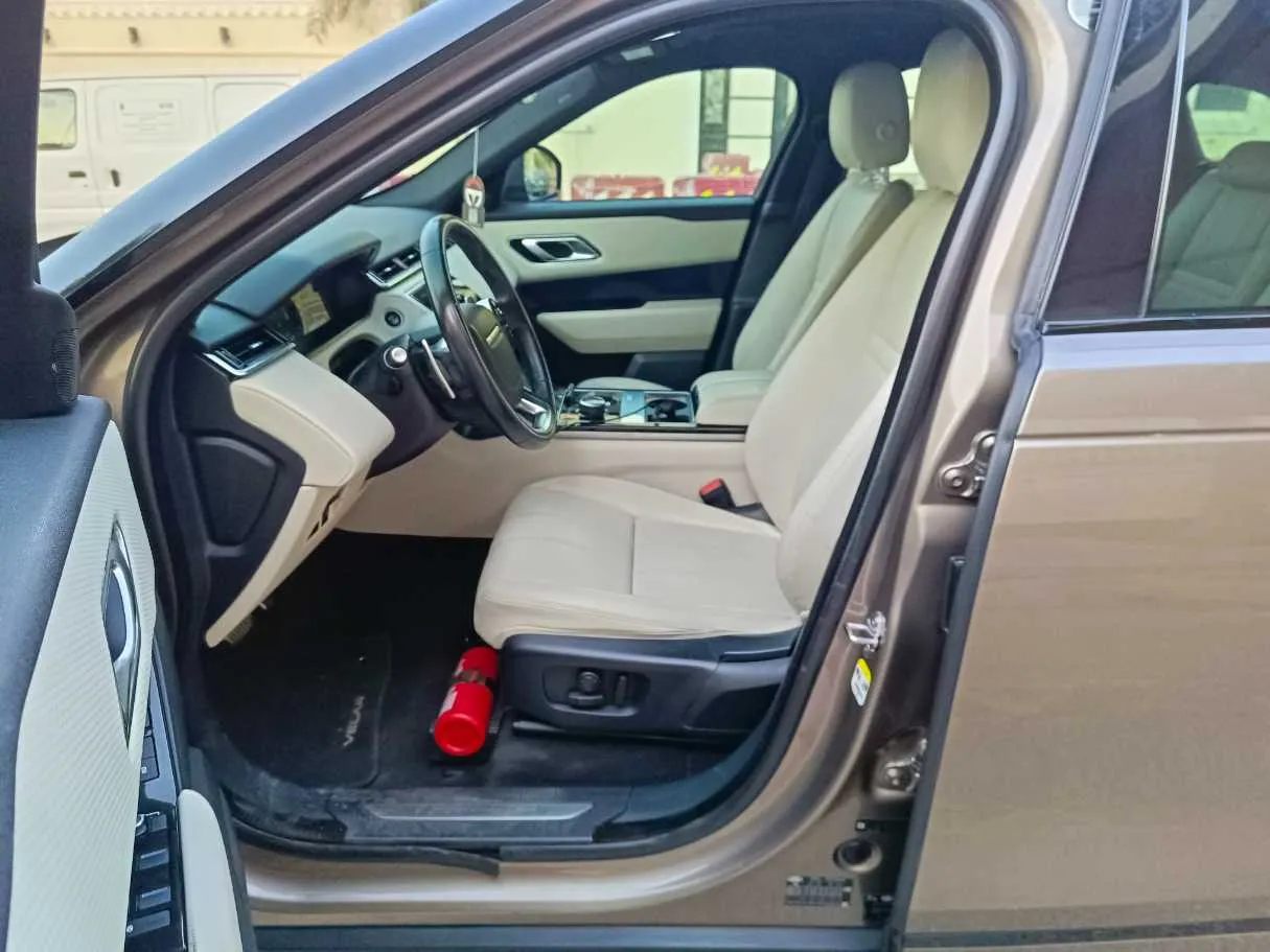 Car image 14