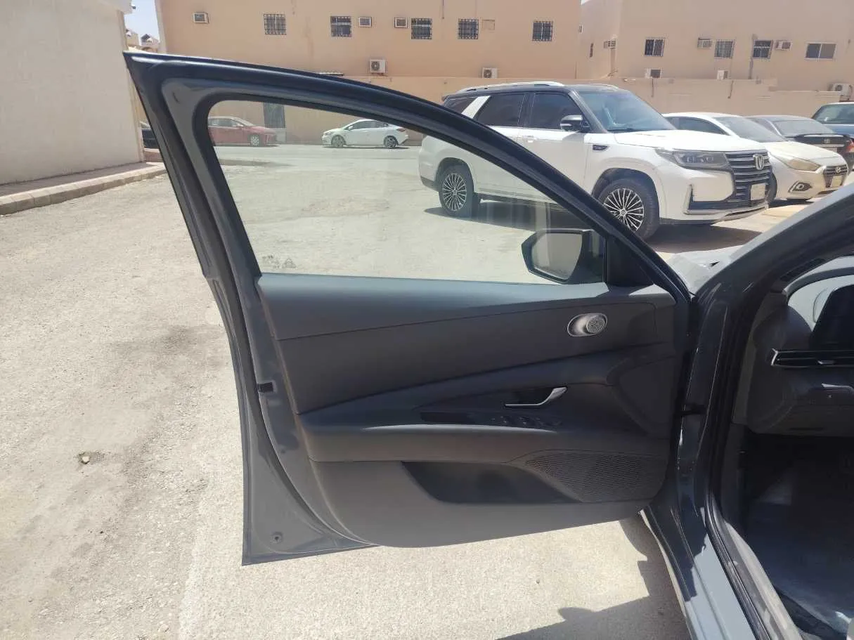 Car image 11