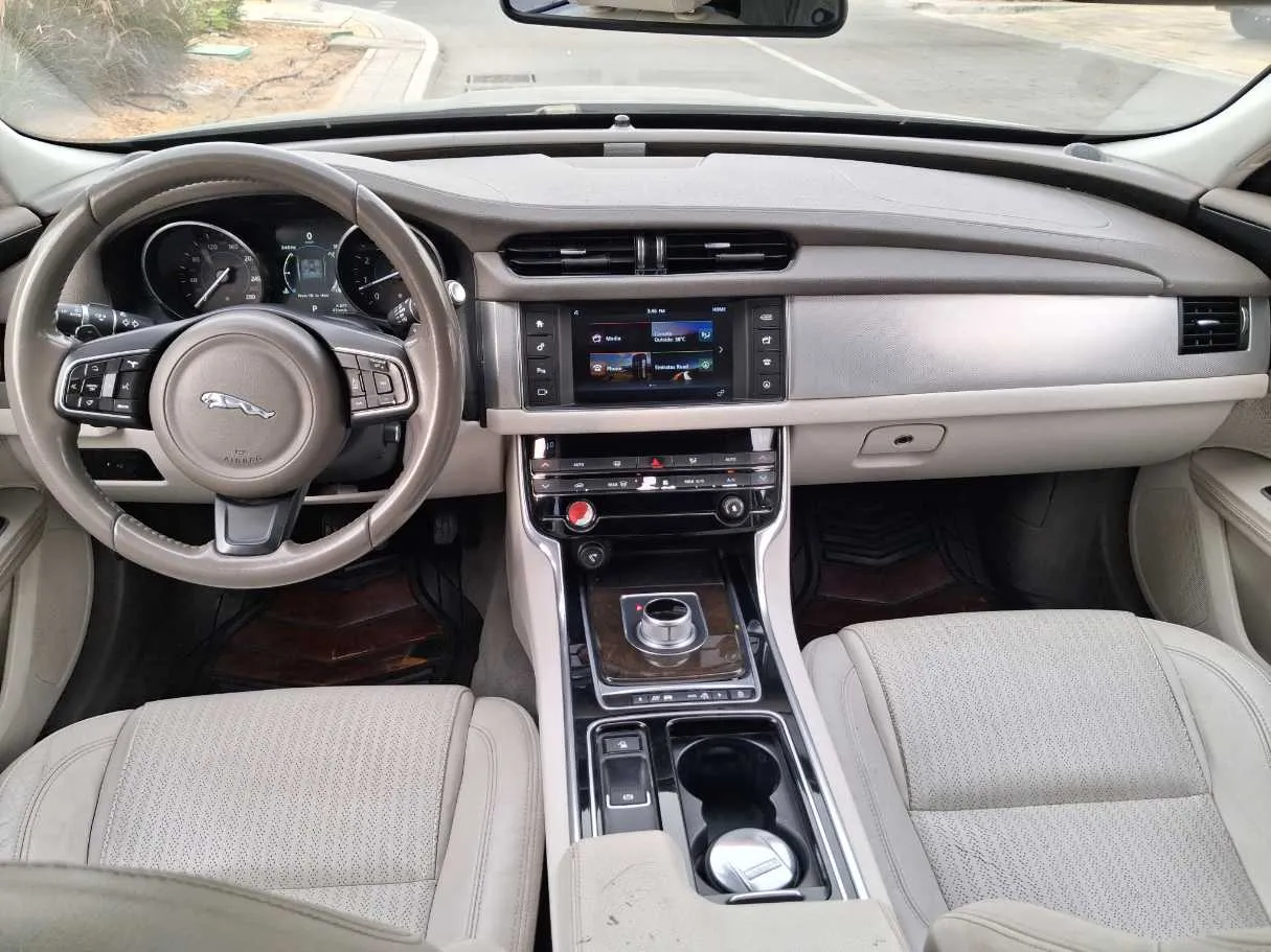 Car image 16