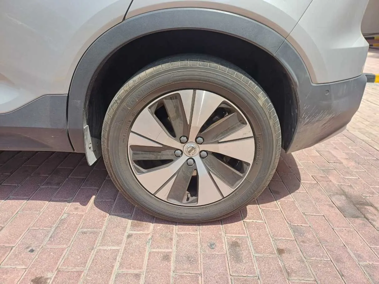 Car image 9