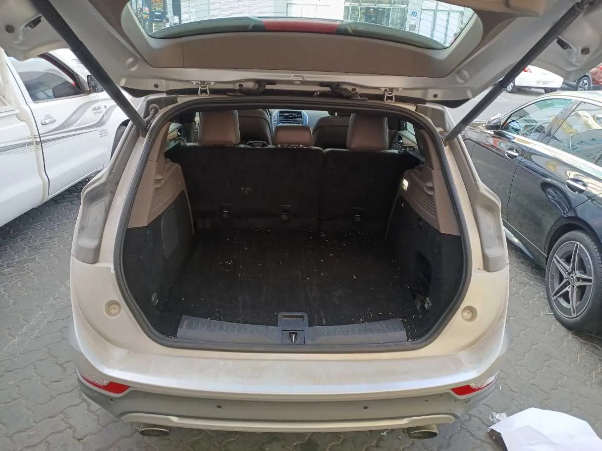Car image 27