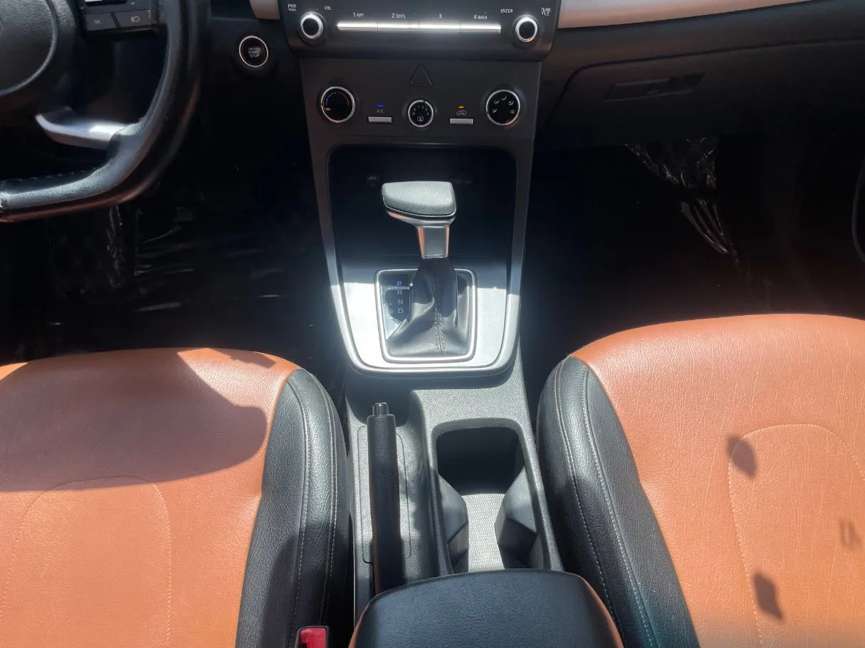 Car image 18