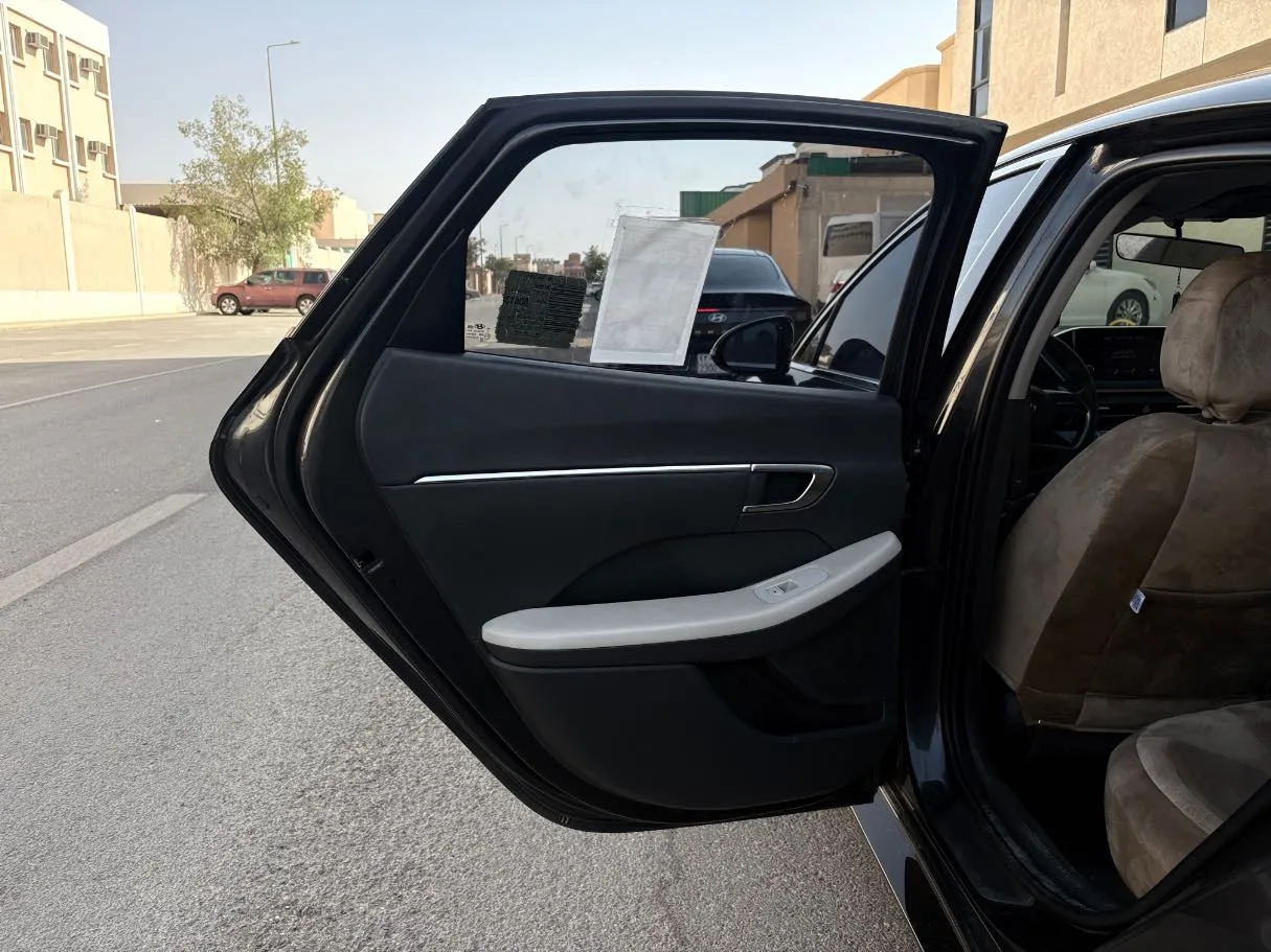 Car image 14