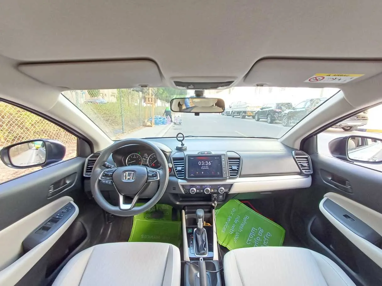 Car image 17