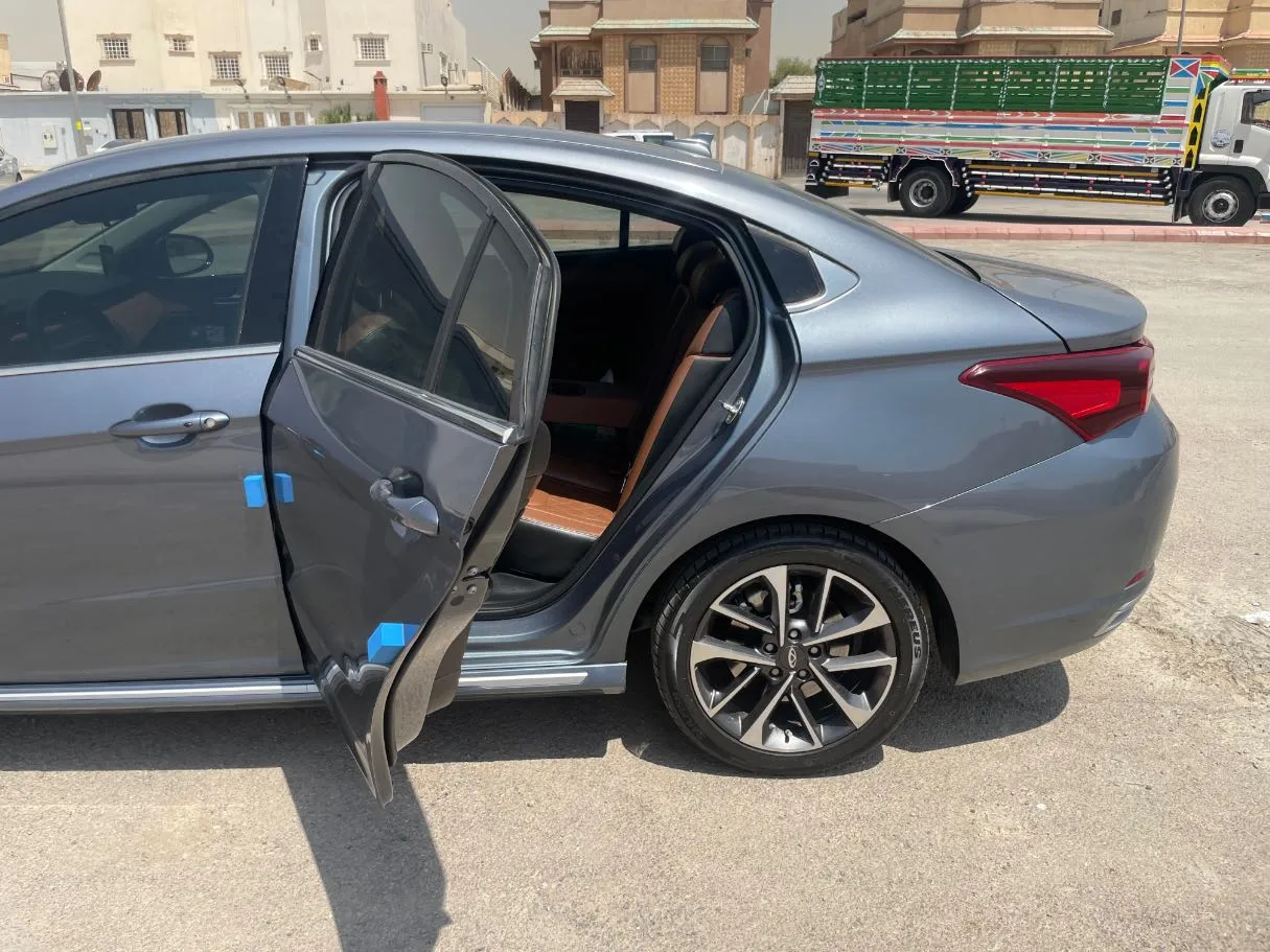 Car image 13