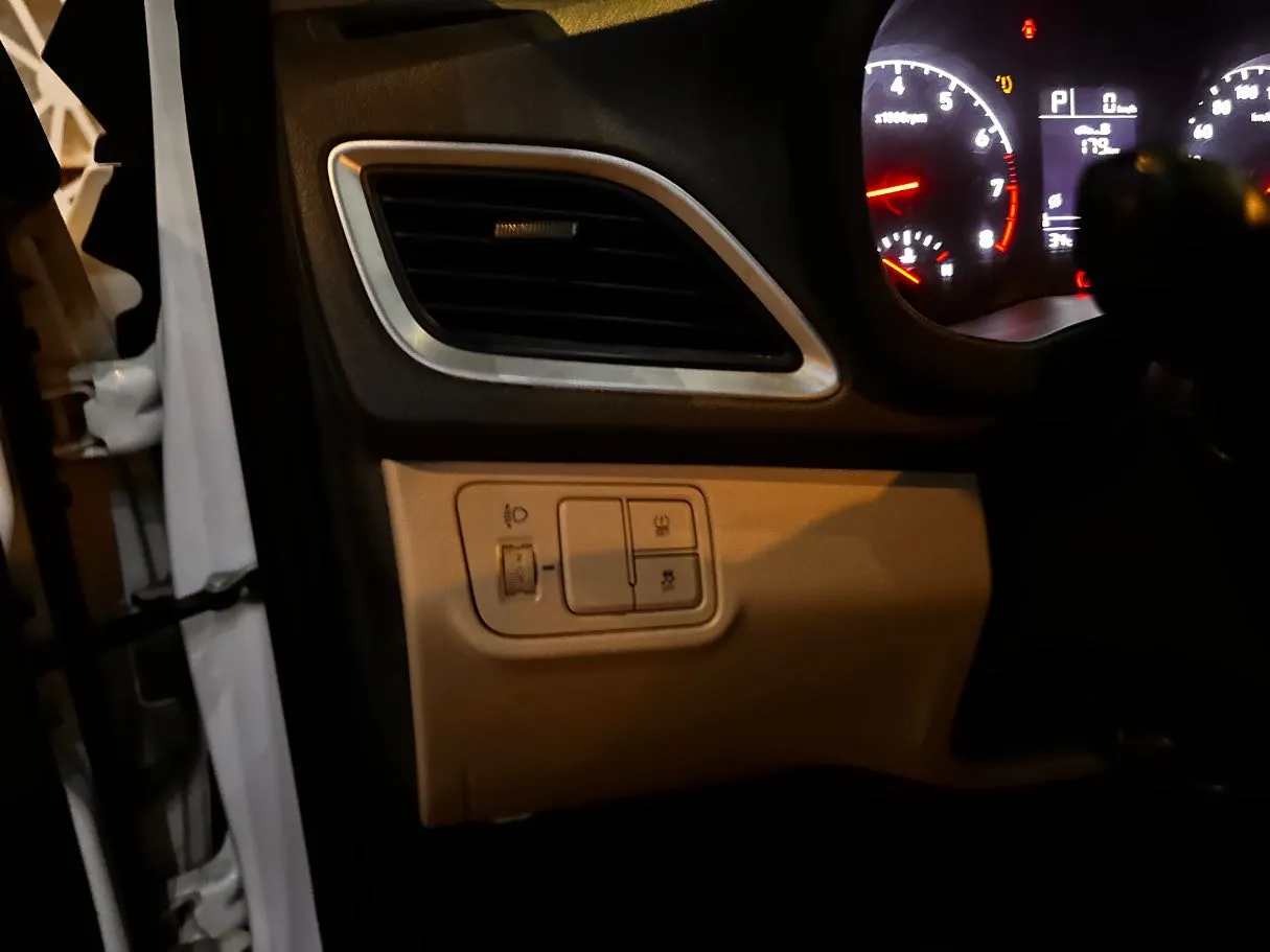 Car image 24