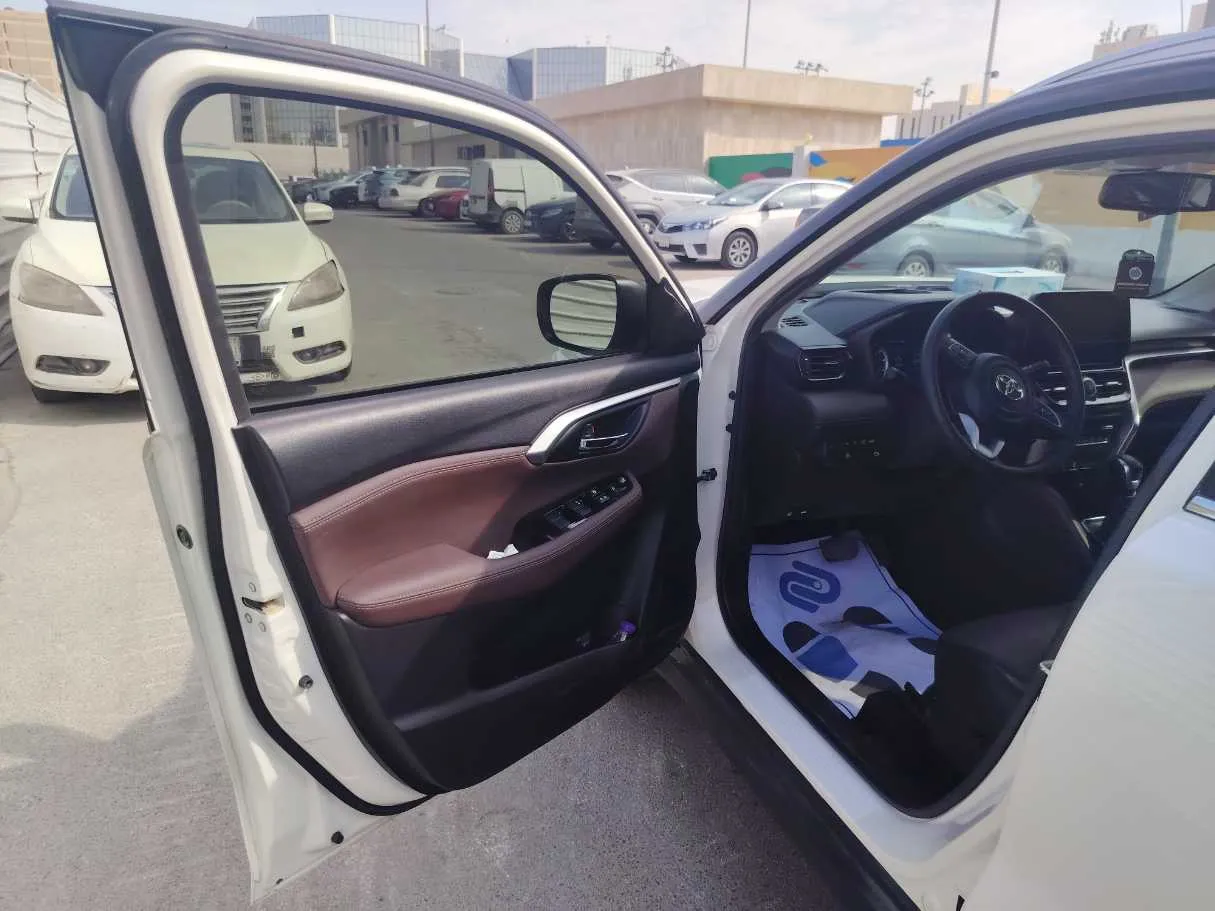 Car image 11