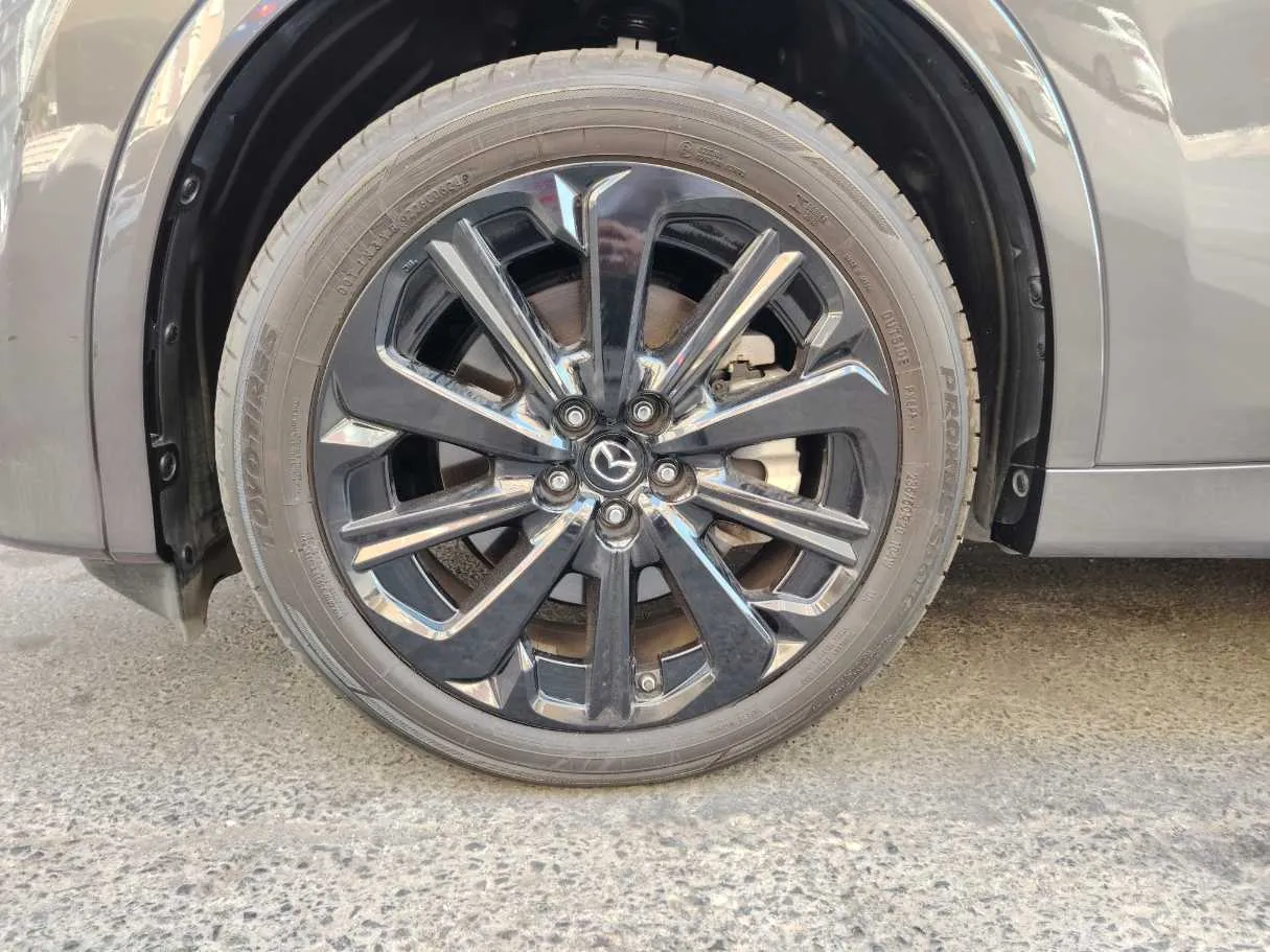 Car image 9