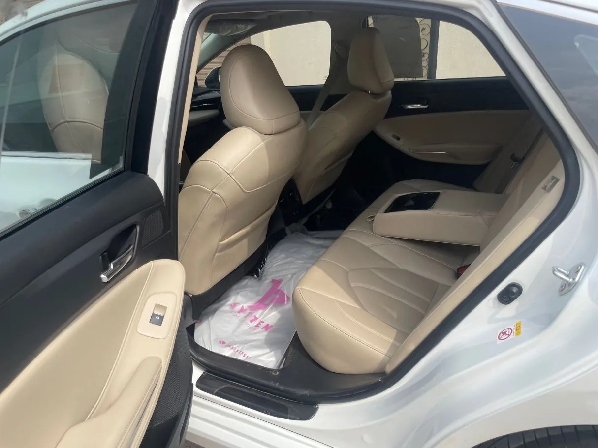 Car image 16
