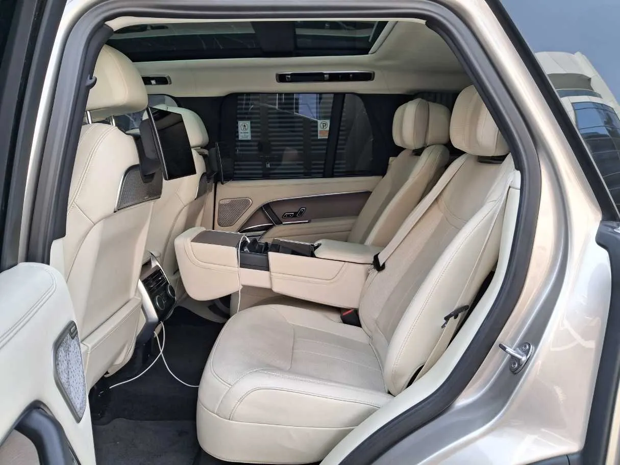 Car image 13