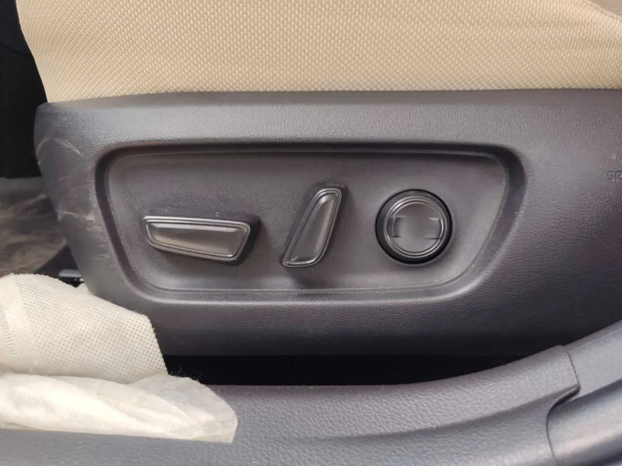 Car image 30