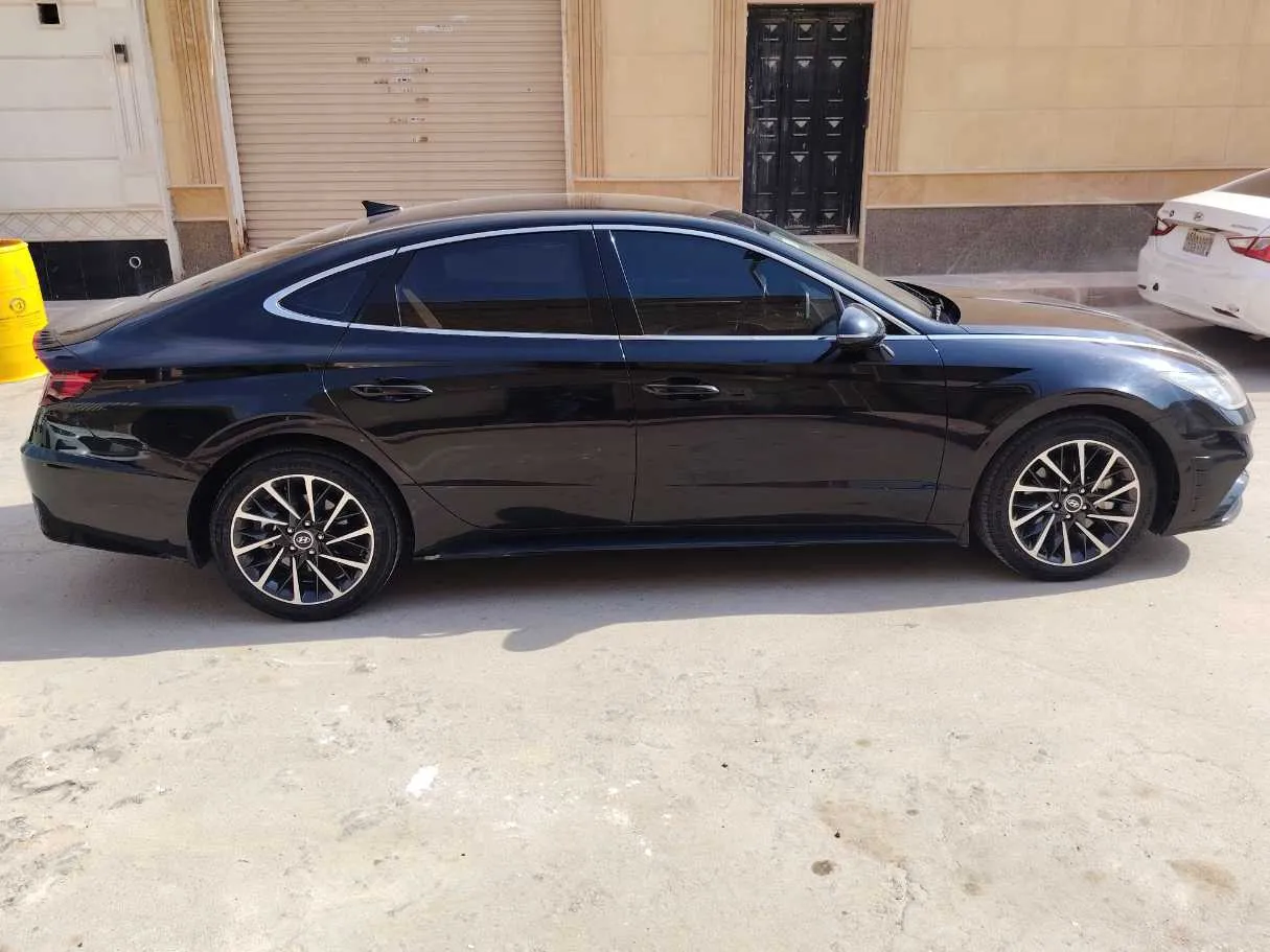 Car image 4