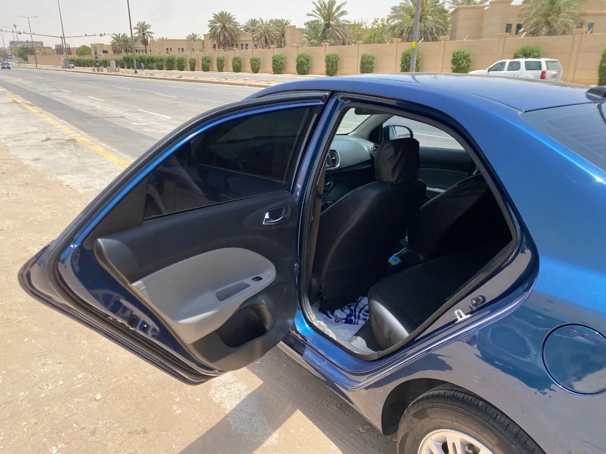 Car image 12