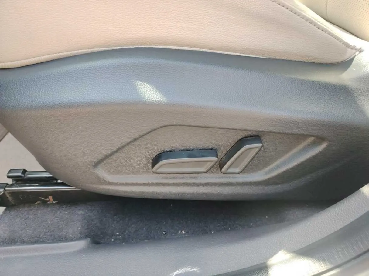 Car image 38