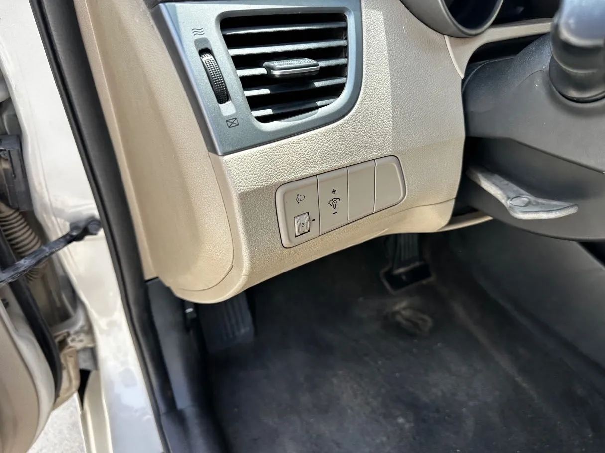 Car image 26