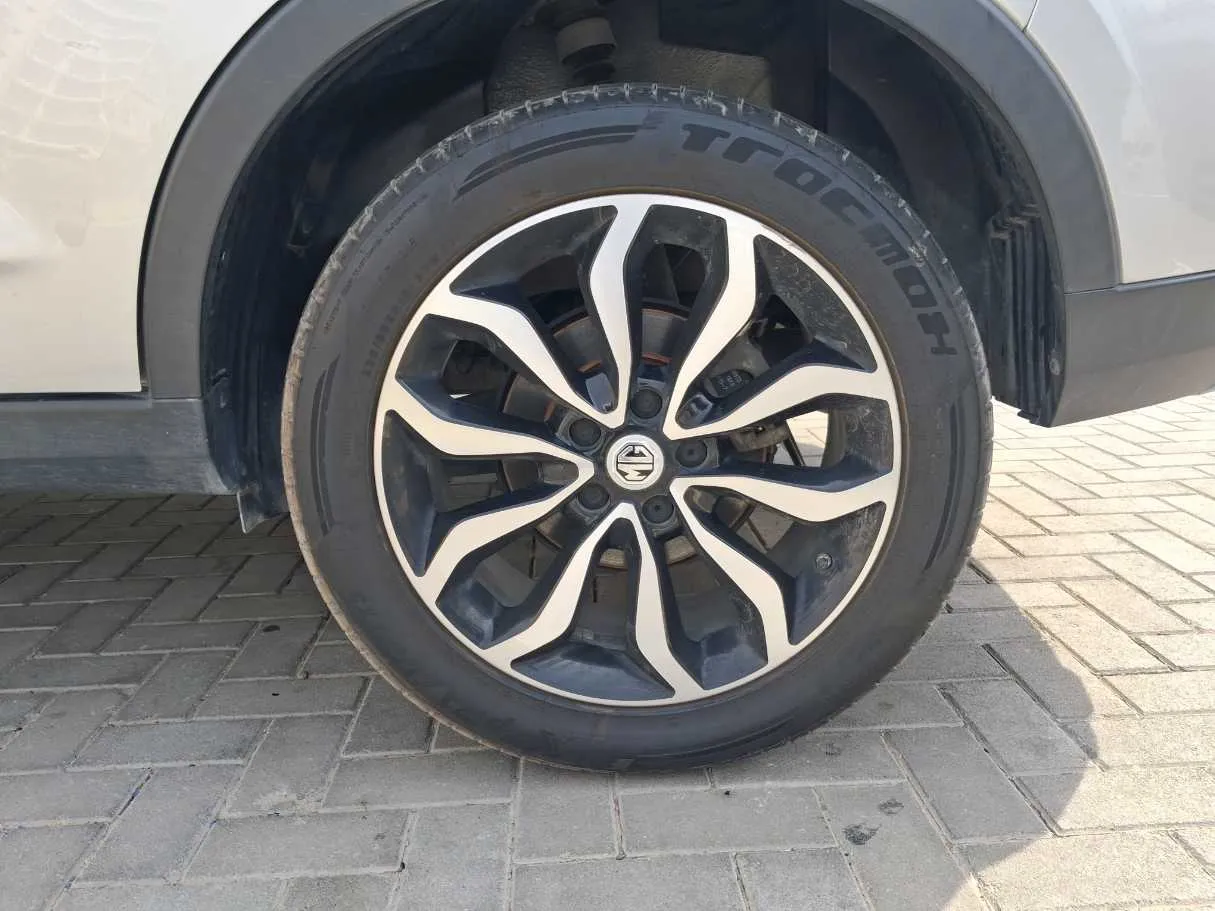 Car image 10