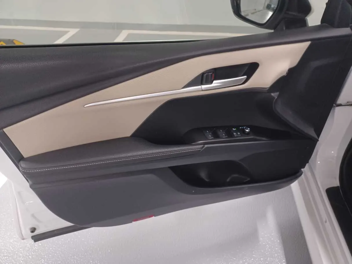 Car image 10