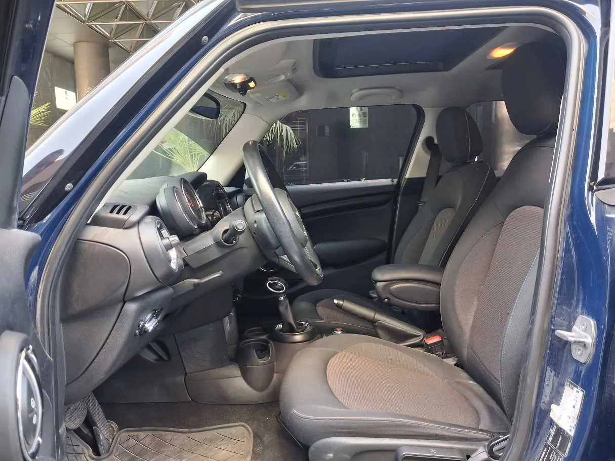 Car image 11