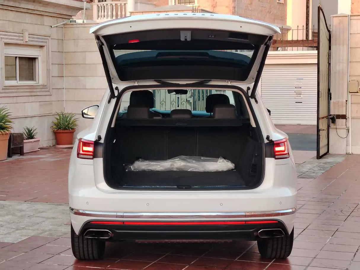 Car image 24