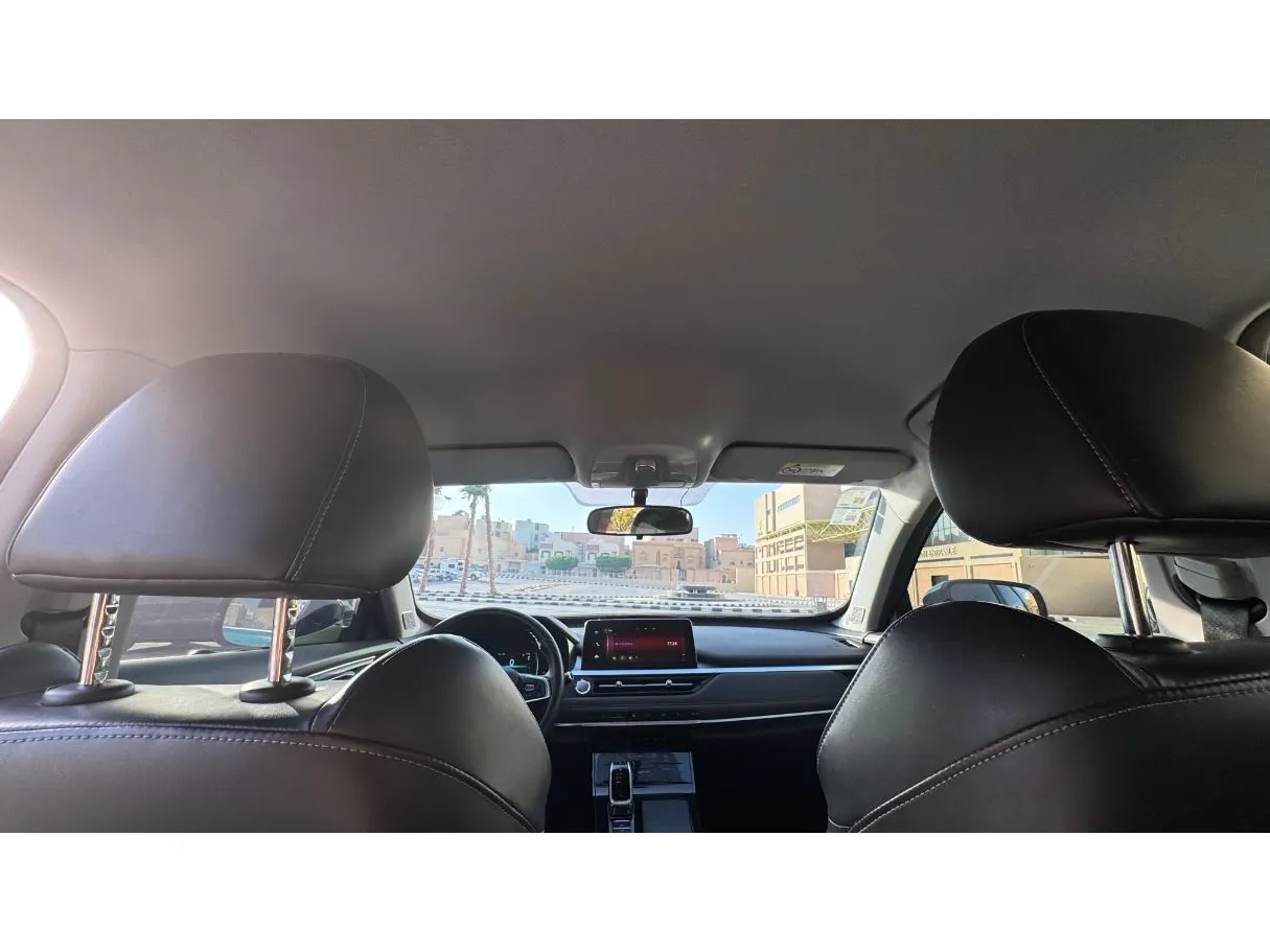 Car image 14