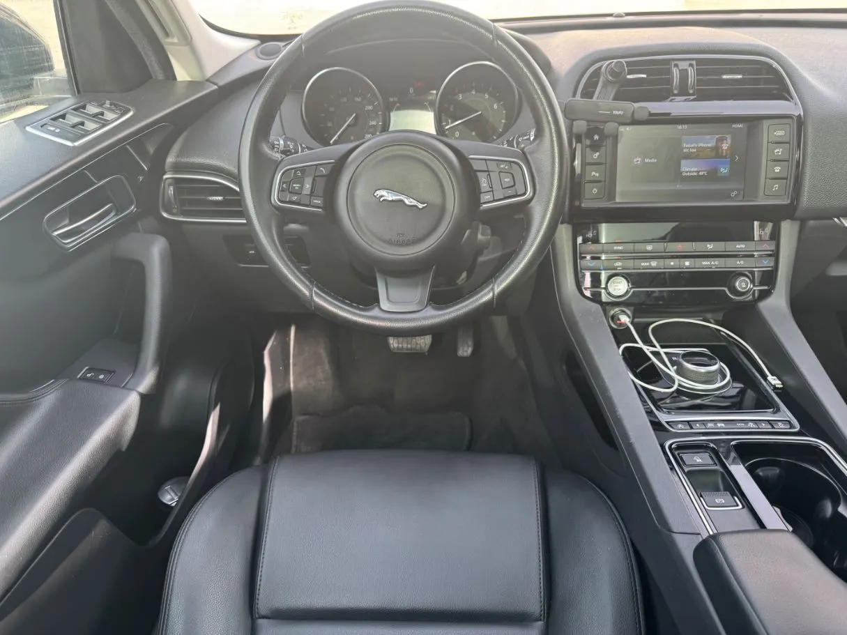 Car image 18