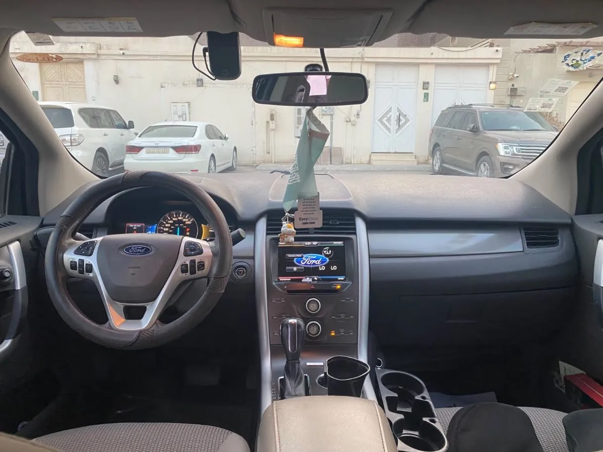 Car image 14