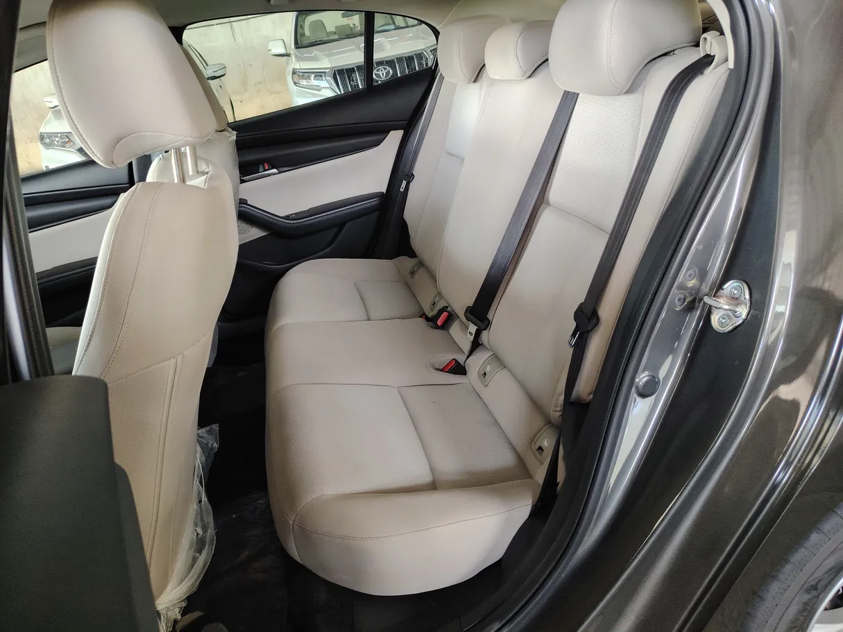 Car image 18