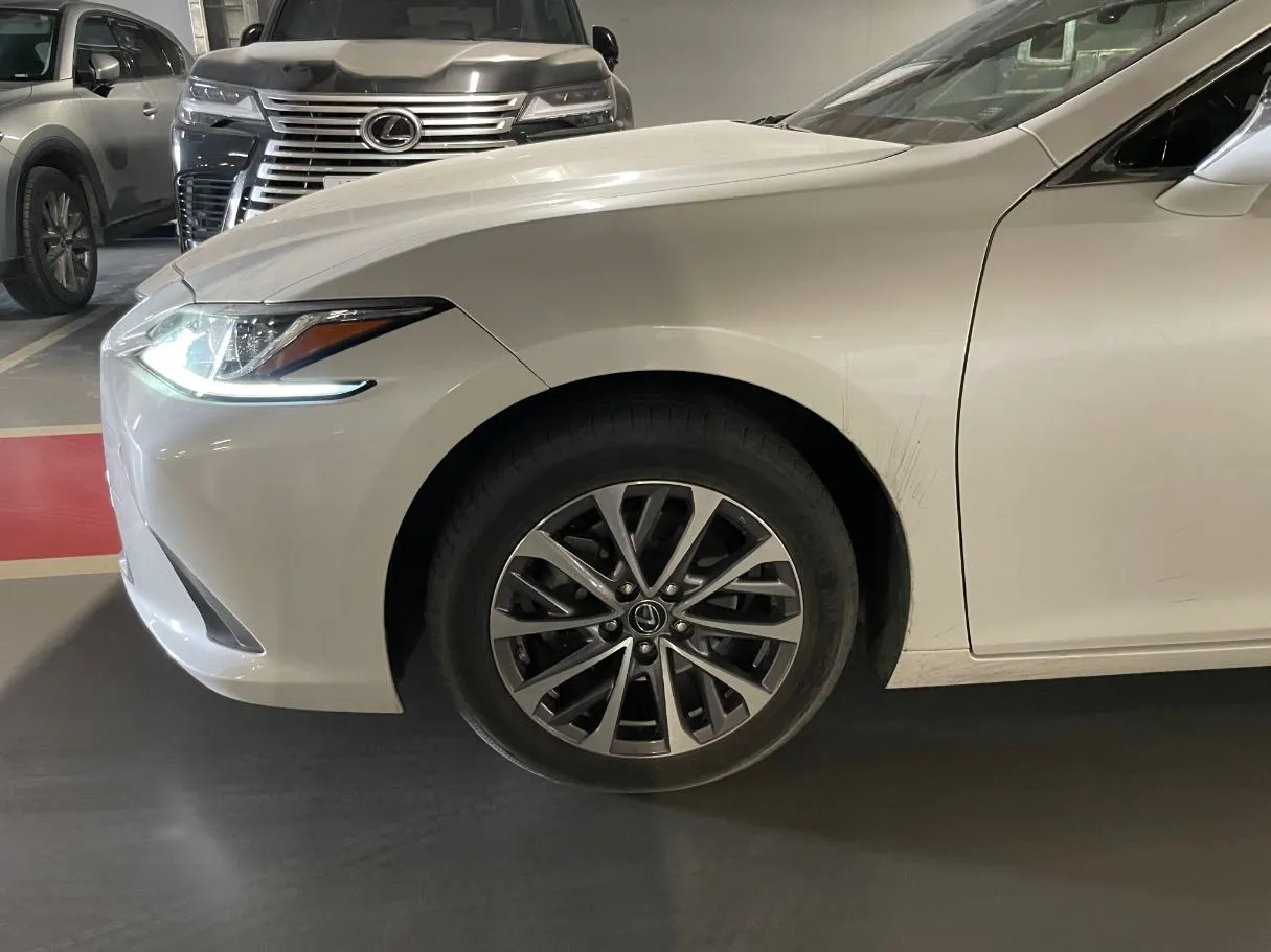 Car image 8