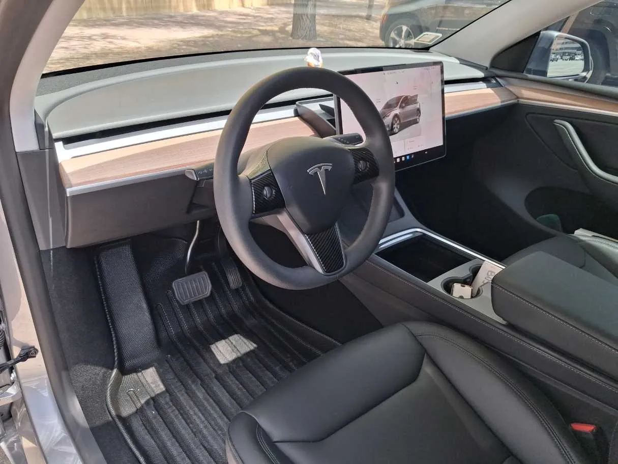 Car image 11