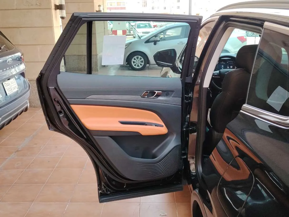 Car image 13