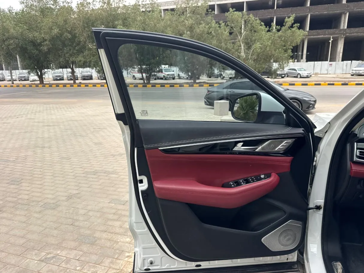 Car image 9