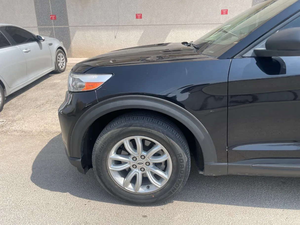 Car image 9