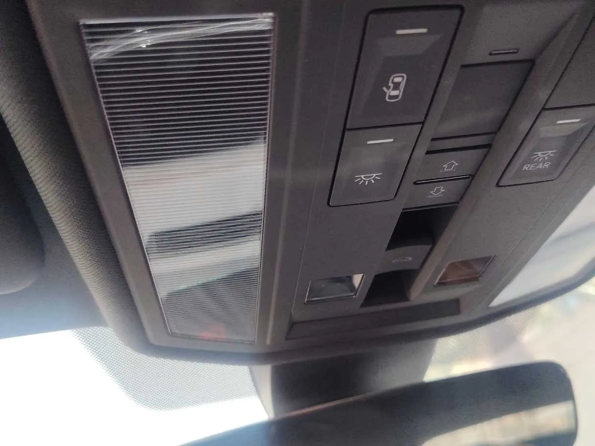 Car image 26