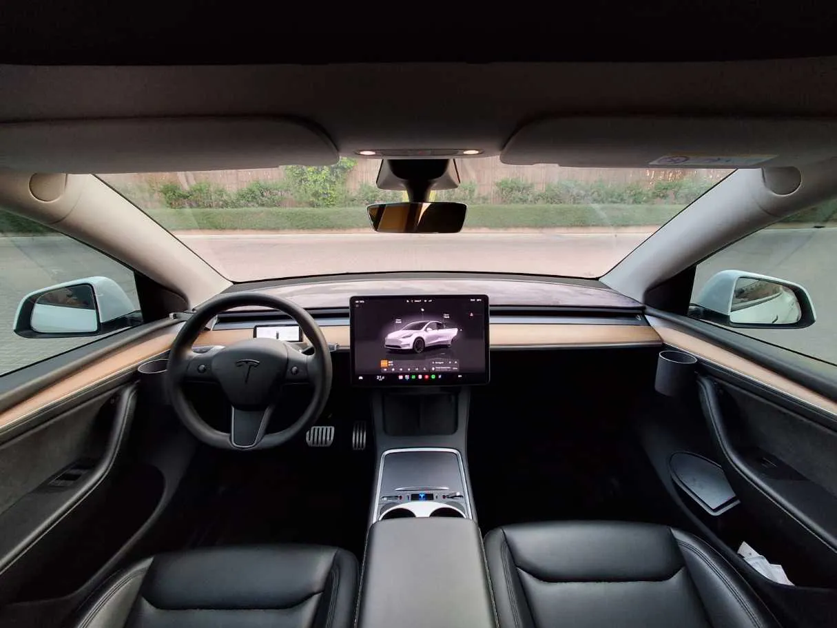 Car image 14