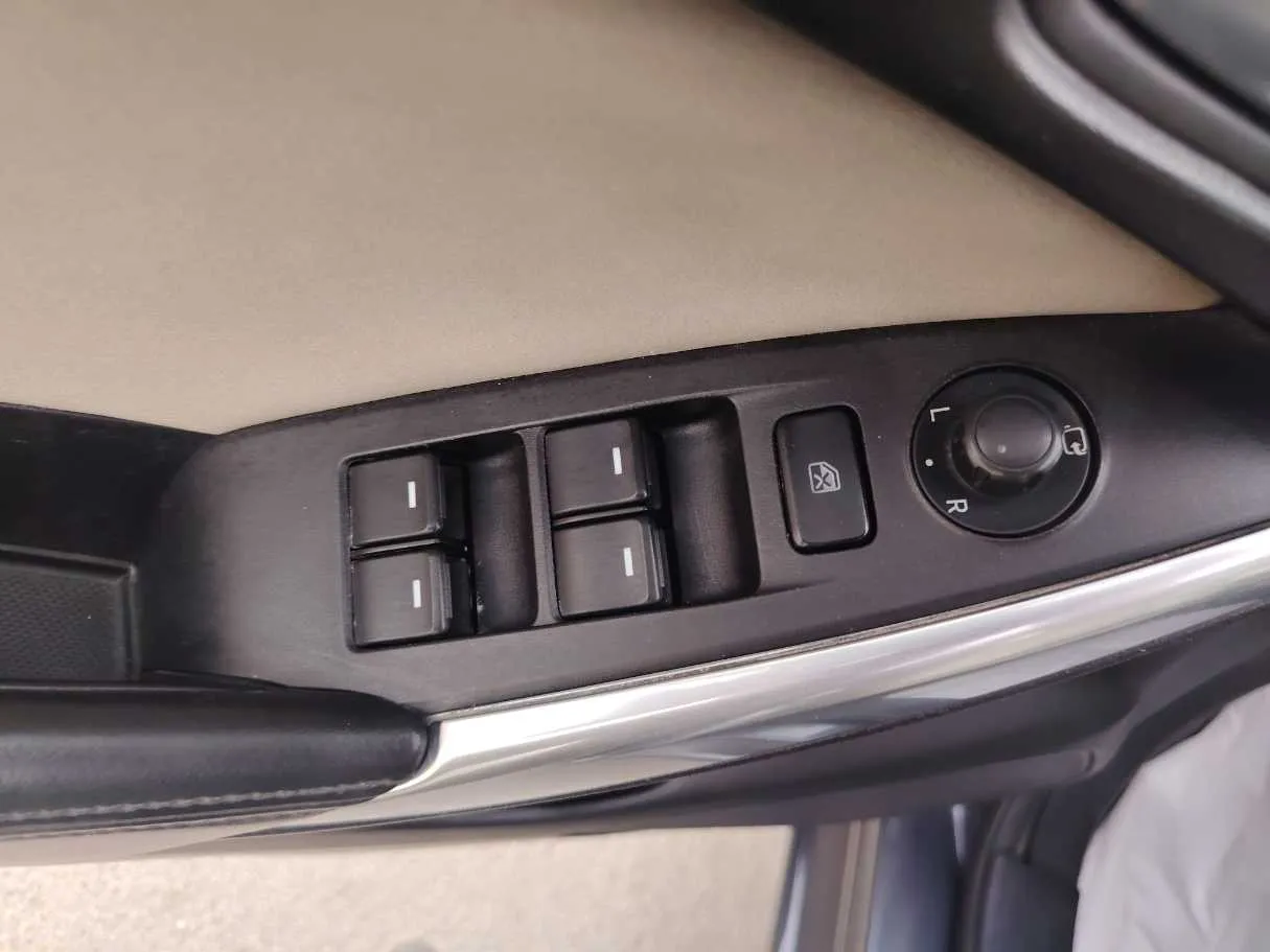 Car image 25