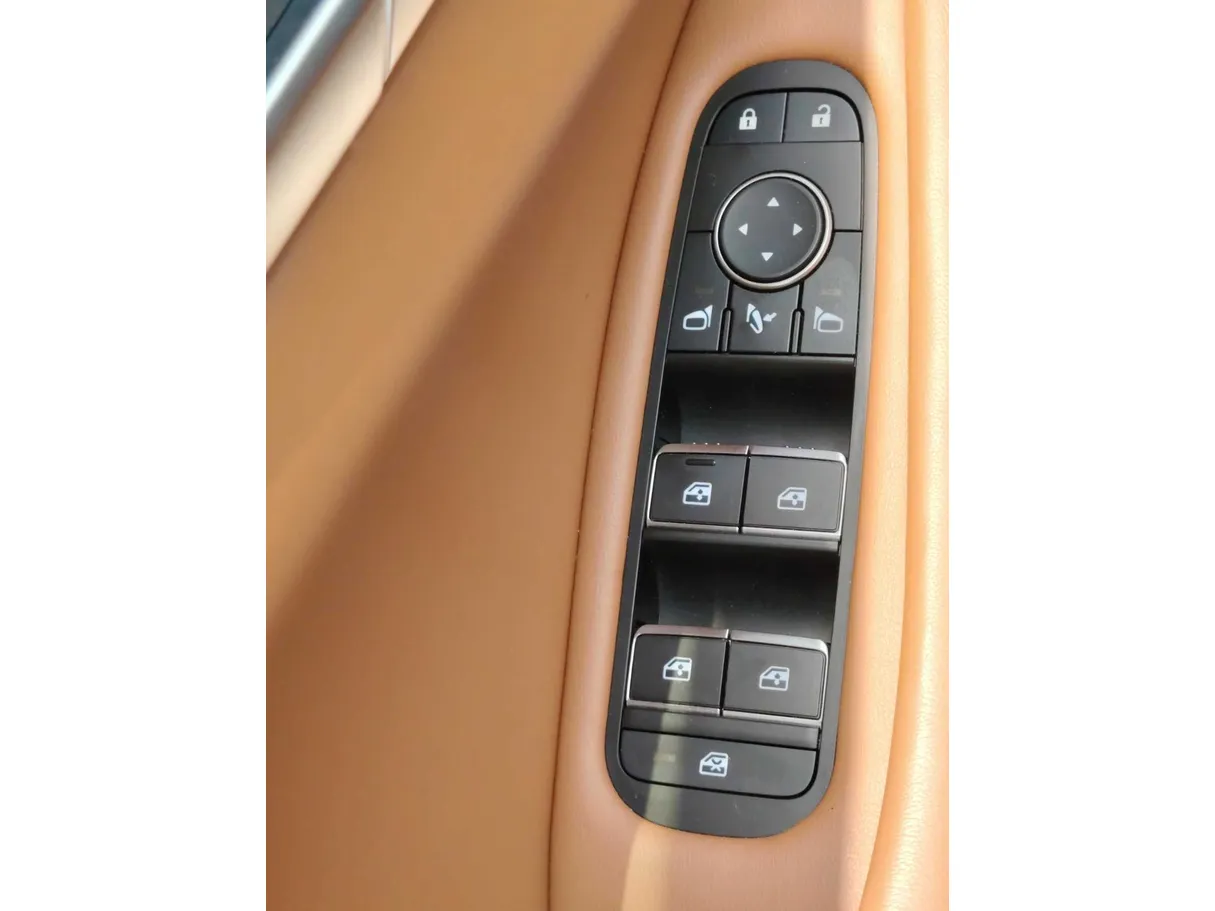 Car image 34
